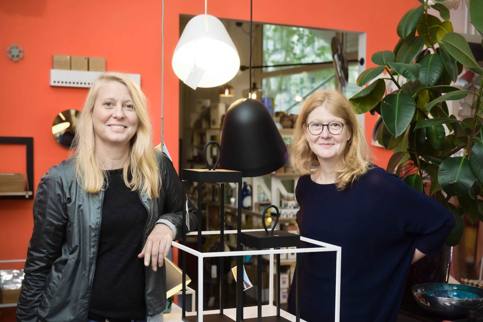 Melanie und Jennifer Nölken, die Köpfe von kunstschule.design Berlin | Möbel, Licht und Accessoires